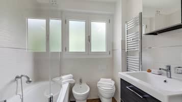 Appartement Standard, plusieurs chambres, cÎté montagne (Boutique Apartment Limone Ski In Ski) | Salle de bain | Baignoire, bidet, serviettes fournies, savon
