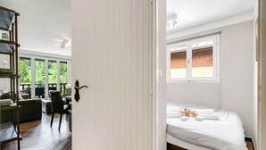 Una habitación de hotel con cama, escritorio y vistas a zonas verdes.