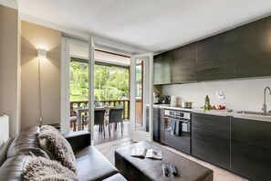 Apartamento standard, vários quartos, ao lado da montanha (Boutique Apartment Limone Ski In Ski) | Área de estar | TV 21 polegadas com canais a cabo