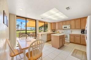 Een koelkast, een microgolfoven, een oven, een vaatwasser