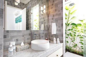 Dusche, Haartrockner, Bidet, Handtücher