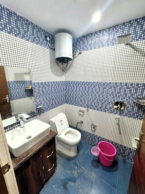 Habitación doble Deluxe | Baño | Regadera, regadera tipo lluvia, amenidades de baño gratuitas, pantuflas 