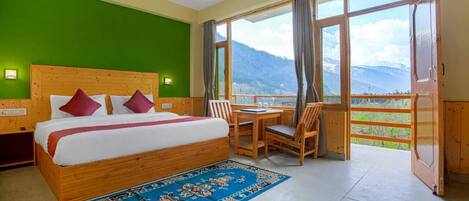 Quarto casal superluxo, sacada, vista para a montanha | Individualmente mobiliados, cortinas blackout