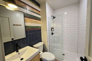 Douche, sèche-cheveux, serviettes fournies, savon