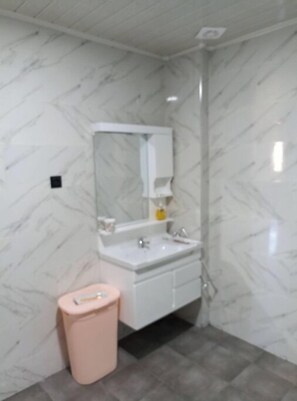 Dusche, Seife, Toilettenpapier