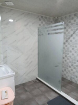 Douche, savon, papier toilette