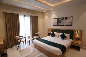 Familievilla, balkong, hageutsikt | Safe på rommet, skrivebord og skrivebord for bærbar PC