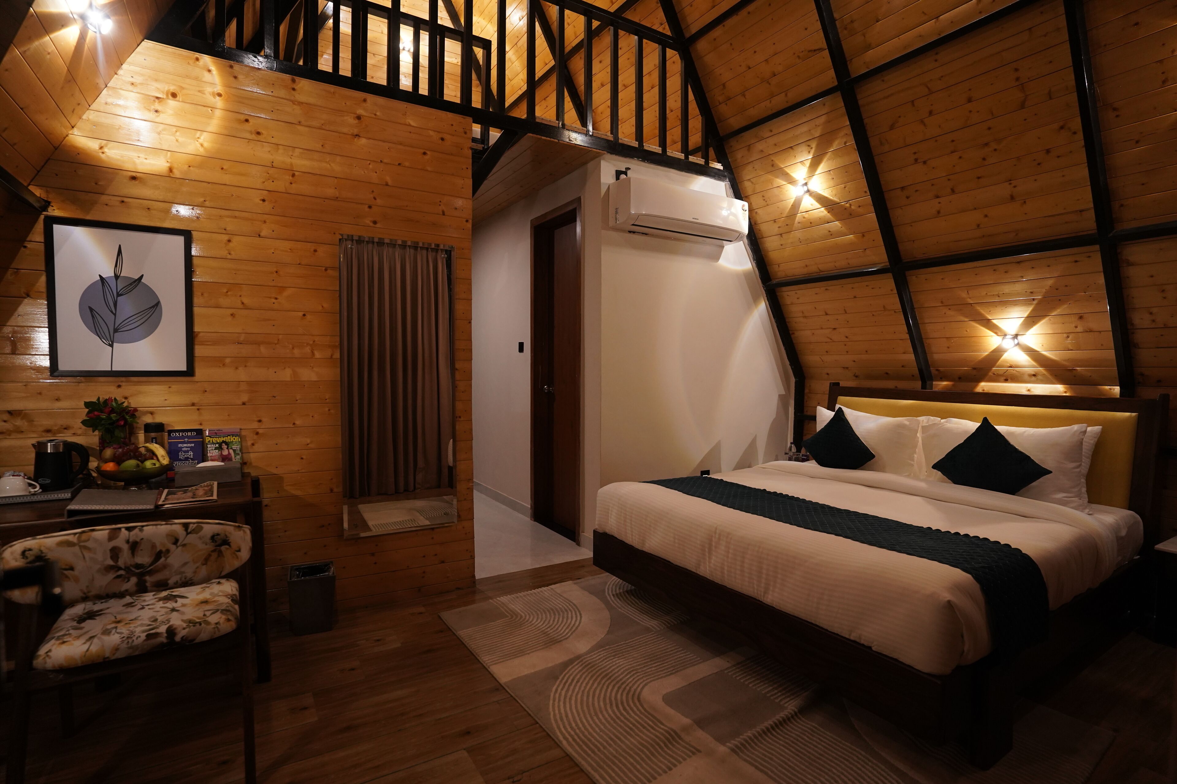 極品客房, 庭院, 花園景觀 | 客房內保險箱、書桌、筆電工作空間、熨斗/熨衣板