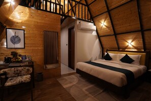 Premier-huone, patio, näköala puutarhaan | Tallelokero huoneessa, työpöytä