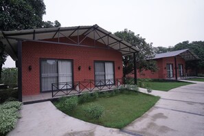 Deluxe Cottage, Patio, Garden View | 1 bedroom, in-room safe, desk, laptop workspace