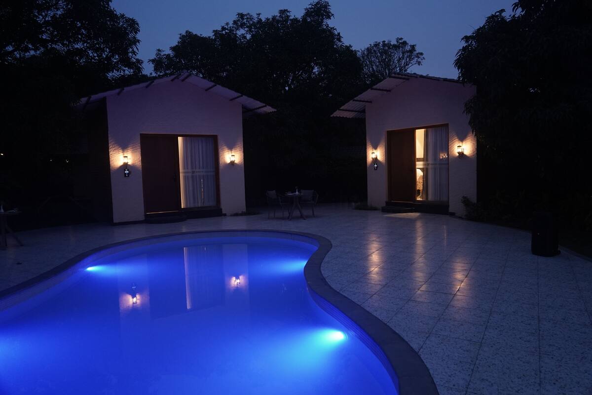 Habitación ejecutiva, patio, vistas al jardín | Caja fuerte, escritorio, espacio para trabajar con un portátil