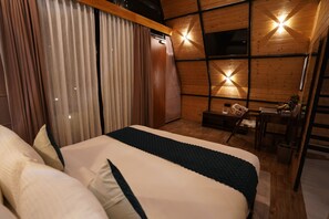 Quarto premier, varanda, vista para o jardim | Cofres nos quartos, escrivaninha, espaço de trabalho para notebook
