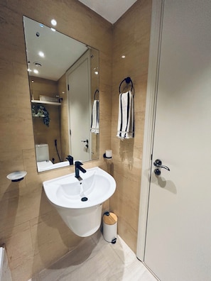 Een douche, een haardroger, handdoeken, zeep