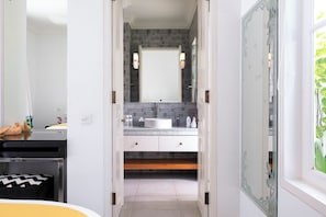 Dusche, Haartrockner, Bidet, Handtücher