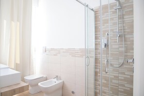 Dusche, Haartrockner, Bidet, HandtĂŒcher