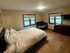 5 Schlafzimmer, Schreibtisch, Bügeleisen/Bügelbrett, Reisekinderbett