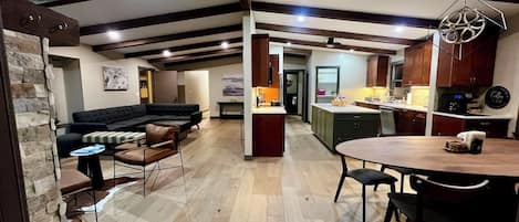 Smart TV, chimenea, futbolito y tenis de mesa