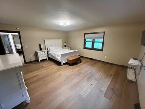 5 bedrooms, desk, iron/ironing board, travel crib