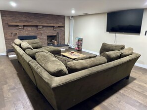 Smart-TV, Kamin, Tischfußball, Tischtennisplatte