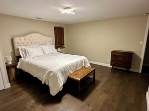 5 chambres, bureau, fer et planche à repasser, lit parapluie