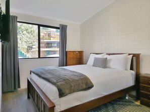 3 habitaciones, tabla de planchar con plancha, wifi y ropa de cama