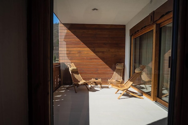 Escritorio, espacio para trabajar con laptop y insonorización