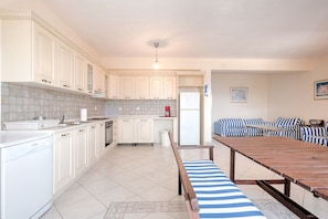 Oven, stovetop, dishwasher, dining tables - Villa in Greece by Kissakas Beach (Pera Melana)