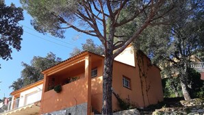 A two-story house with a stone staircase leading to the entrance. - Vila with private pool, sea view 7km away Pets welcome (Calonge)