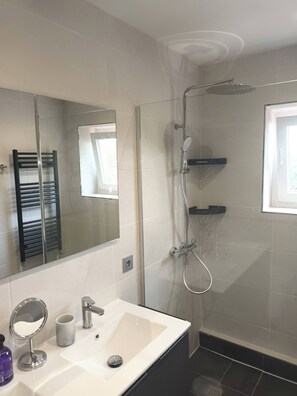 Douche, séchoir à cheveux, serviettes fournies, savon