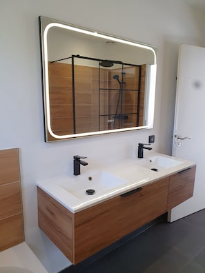 Douche, sĂšche-cheveux, serviettes fournies, savon