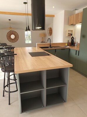Fridge, microwave, oven, stovetop - Sunny vacation home. Ideally located between lake, beach and forest. (Sanguinet)