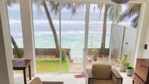 Villa, 3 camere da letto, vista spiaggia | Area soggiorno | TV a schermo piatto