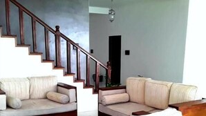 Villa, 3 camere da letto, vista spiaggia | Area soggiorno | TV a schermo piatto