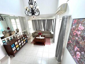 Living area - Warisa Garden Pool Villa (Pattaya City Bang Lamung District)