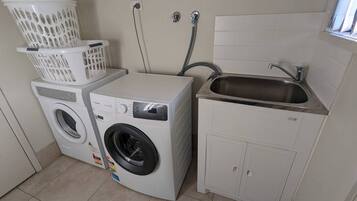 House, 4 Bedrooms, Accessible, Garden View | Laundry