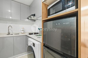 Apartamento, 2 quartos, vista para a cidade | Cozinha privada | Geladeira grande, micro-ondas, cooktop