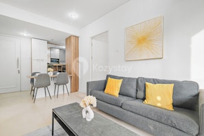 Appartement, 2 chambres, vue ville | Coin séjour | TV connectée de 43 pouces avec chaînes par câble, Netflix