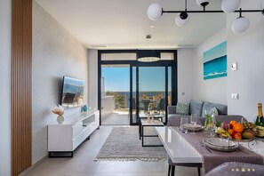 Deluxe Apartment, Beach View | Living room