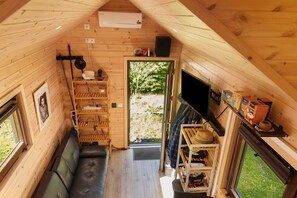 TV - Tiny Home 'Ernesto' with Private Garden, Wi-Fi and Air Conditioning (Kloster Lehnin)