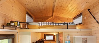 Tiny Home 'Ernesto' with Private Garden, Wi-Fi and Air Conditioning