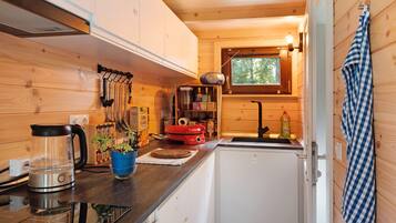 KĂŒhlschrank, Herdplatte, Wasserkocher, Kochgeschirr/Geschirr/Besteck