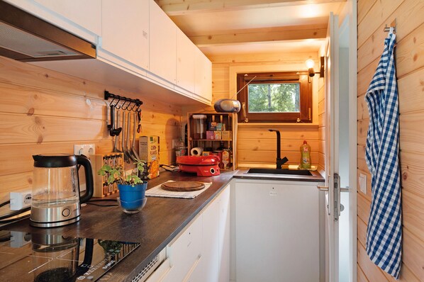 Fridge, stovetop, electric kettle, cookware/dishes/utensils