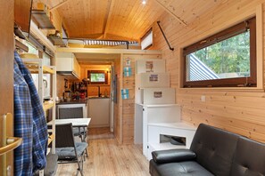 Interior - Tiny Home 'Ernesto' with Private Garden, Wi-Fi and Air Conditioning (Kloster Lehnin)