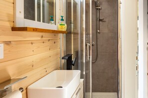 Een douche, handdoeken