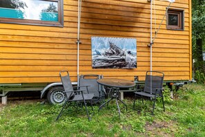 Outdoor dining - Tiny Home 'Evita' with Private Garden, Wi-Fi and Air Conditioning (Kloster Lehnin)