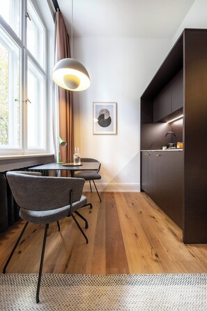 Standard Studio | Desk, laptop workspace, soundproofing, free WiFi - ipartment Berlin Kurfürstendamm (Berlin)
