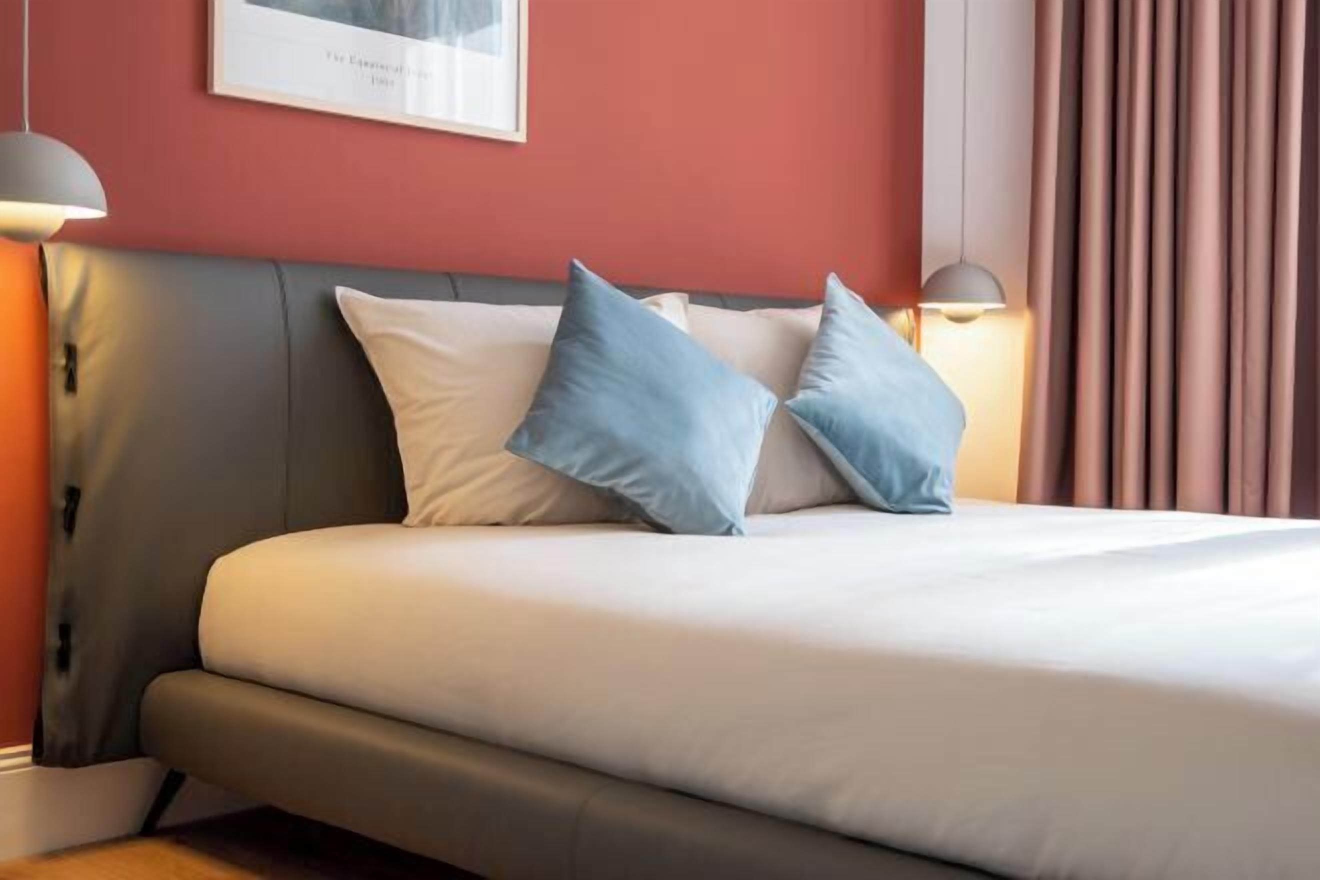 Desk, laptop workspace, soundproofing, free WiFi