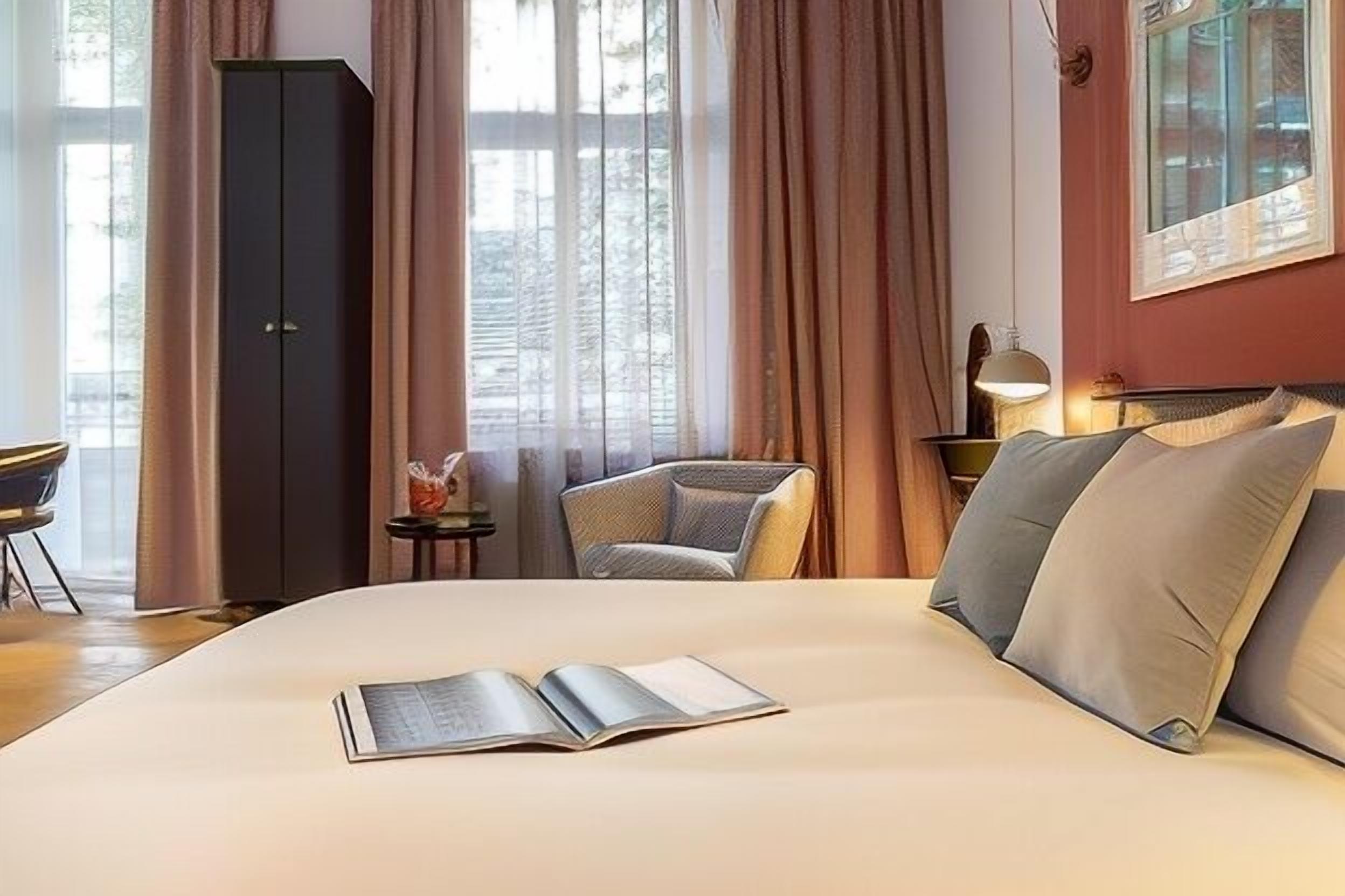 Desk, laptop workspace, soundproofing, free WiFi