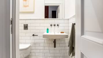 Standard-Studio | Badezimmer | Dusche, Haartrockner, Handtücher, Seife