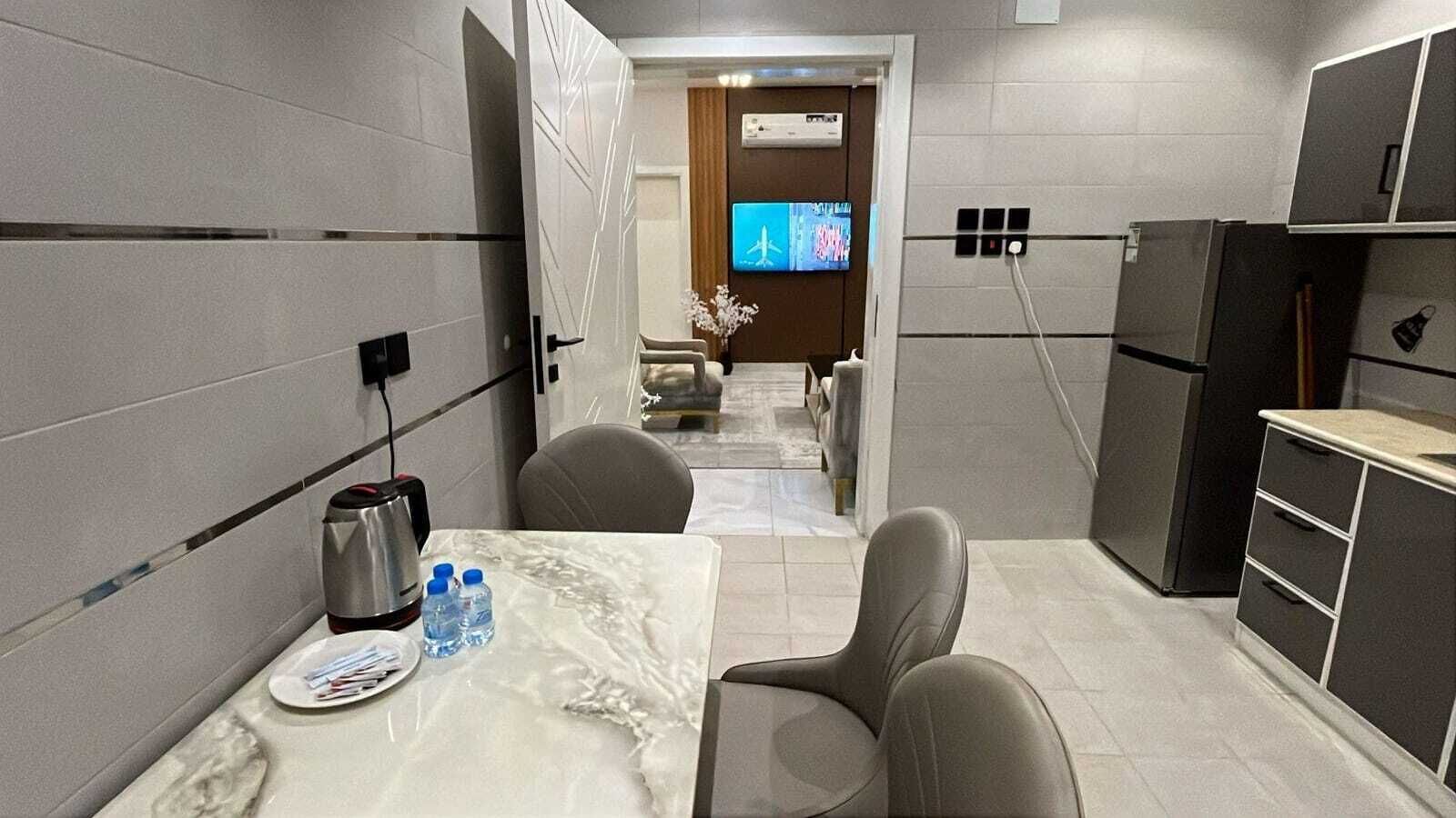Luxe suite | Privékeuken | Een koelkast, een magnetron, een oven, een kookplaat